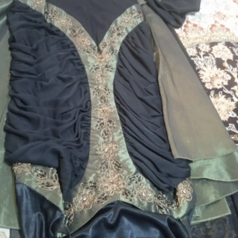 لباس مجلسی دکلته و شال اش