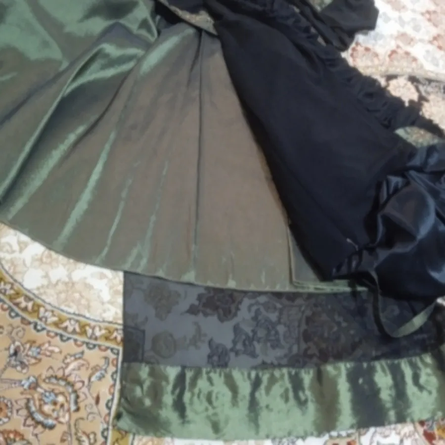 لباس مجلسی دکلته و شال اش