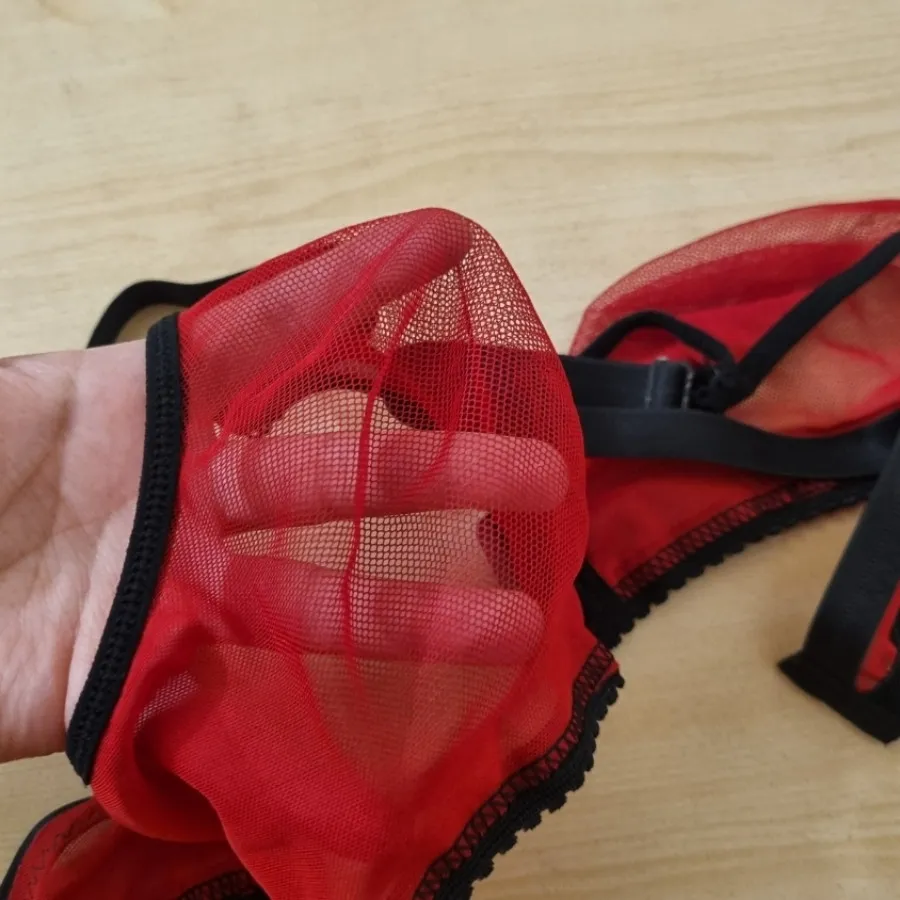 سوتین توری قرمز