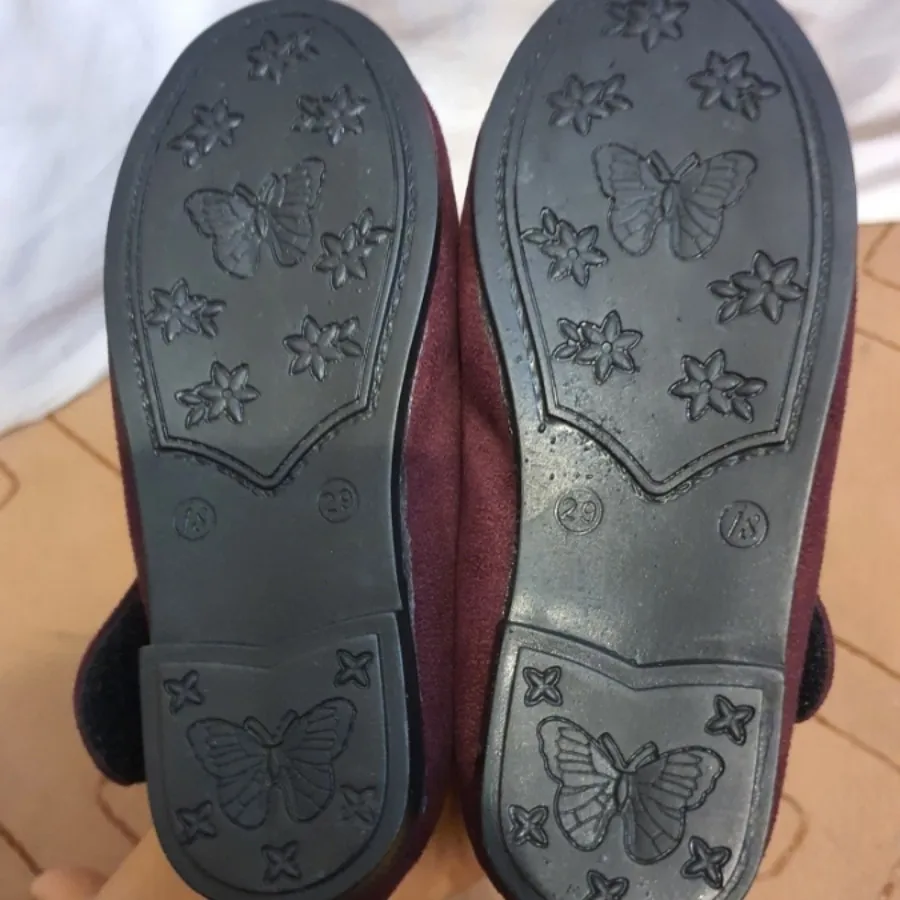 کفش زرشکی دخترانه