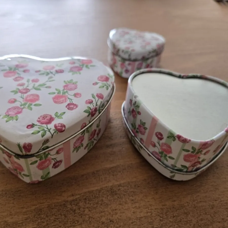 قوطی قلب فلزی درب دار