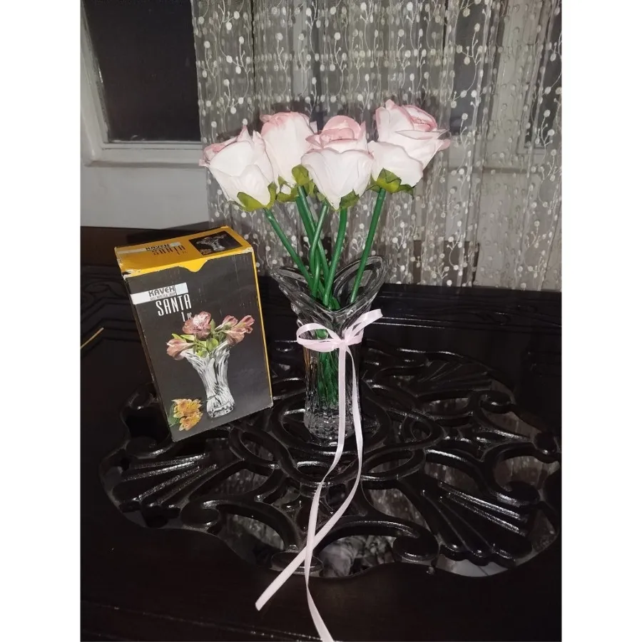 گل مصنوعی وگلدان شیشه ای