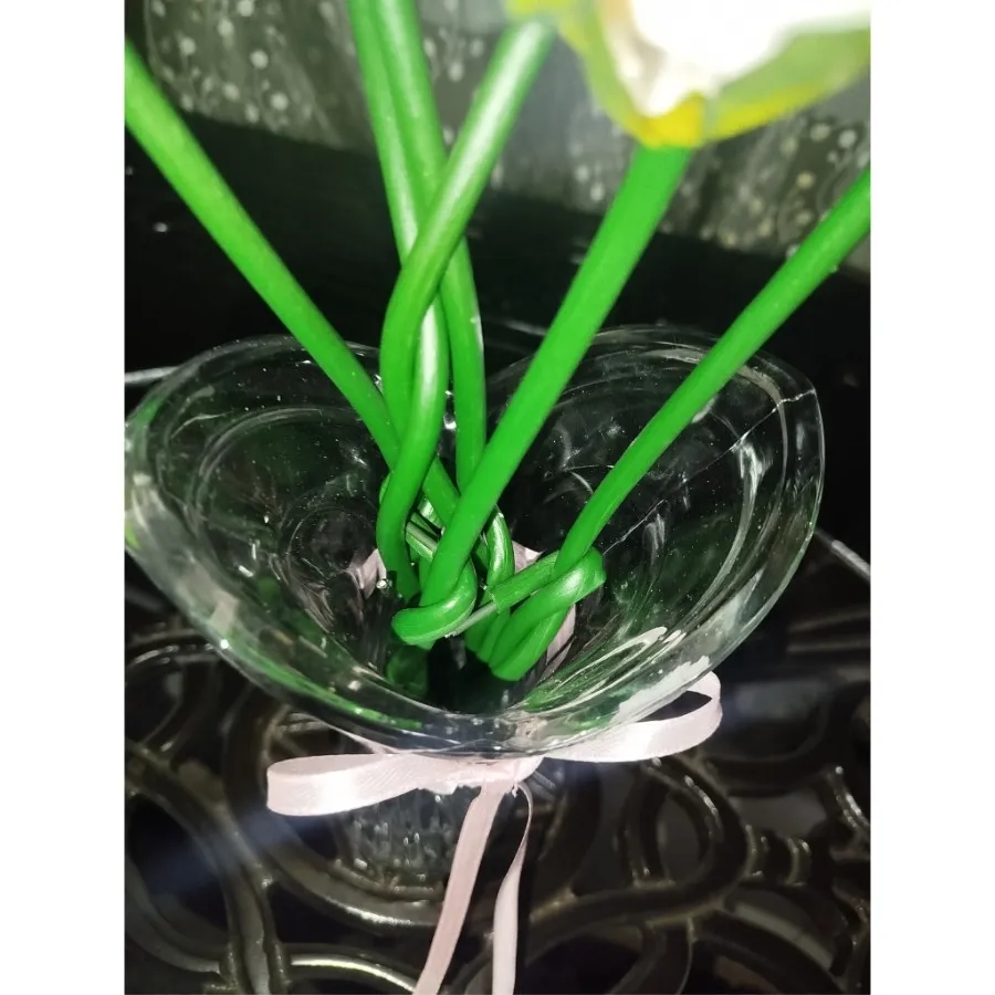 گل مصنوعی وگلدان شیشه ای