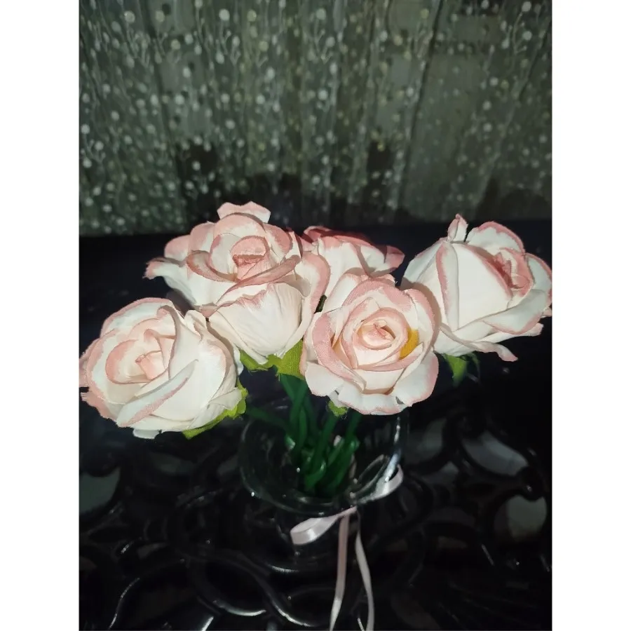 گل مصنوعی وگلدان شیشه ای