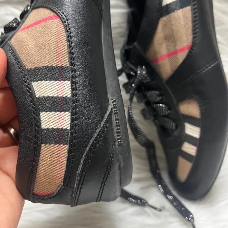 اسنیکرز Burberryسایز 37