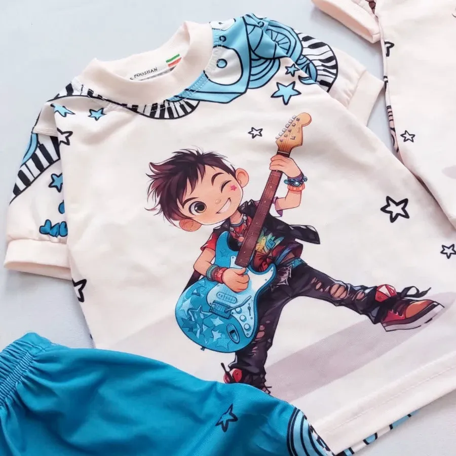 تیشرت شلوارک پسر و گیتار