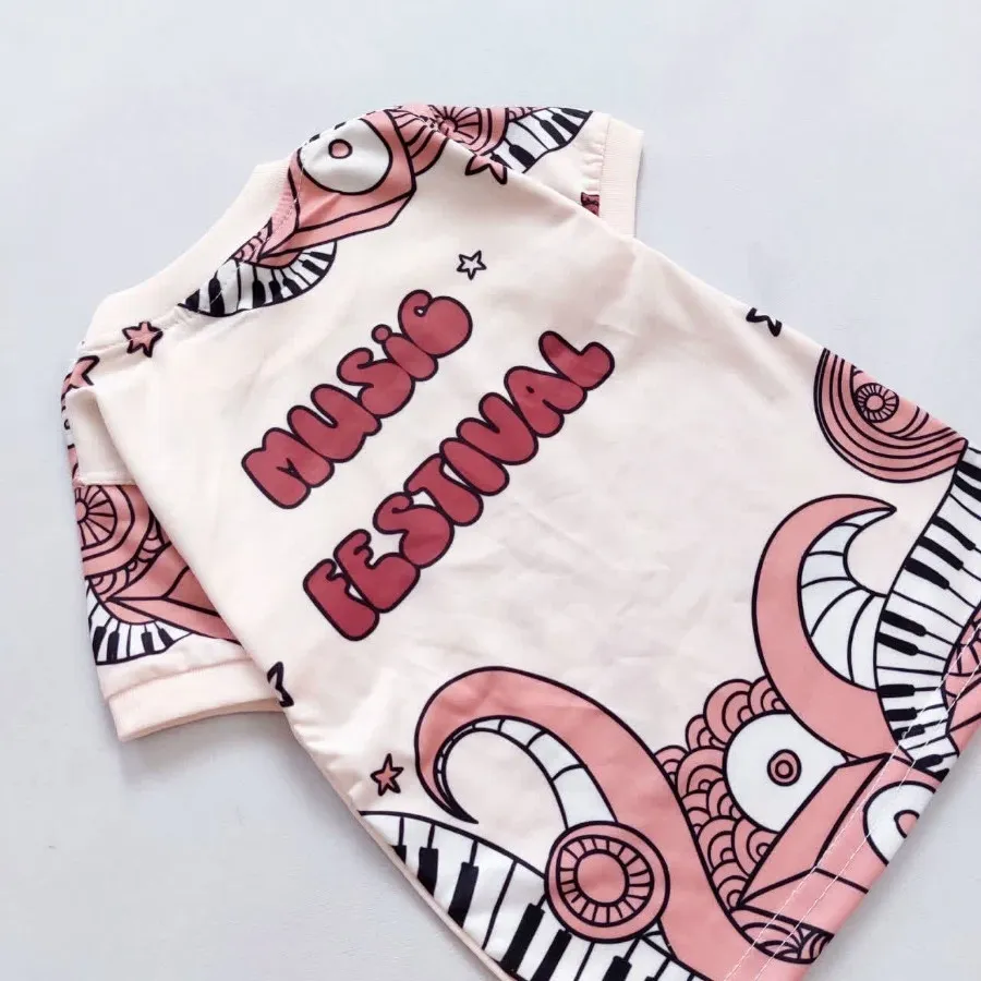 تیشرت شلوارک پسر و گیتار