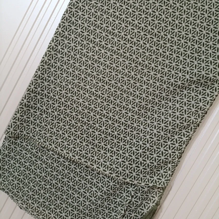 شال سبز زیتونی طرحدار