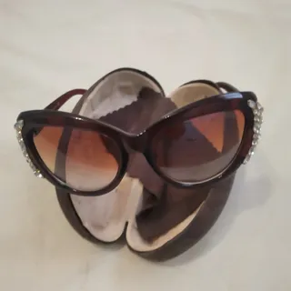 عینک قهوه ای بغل نگین