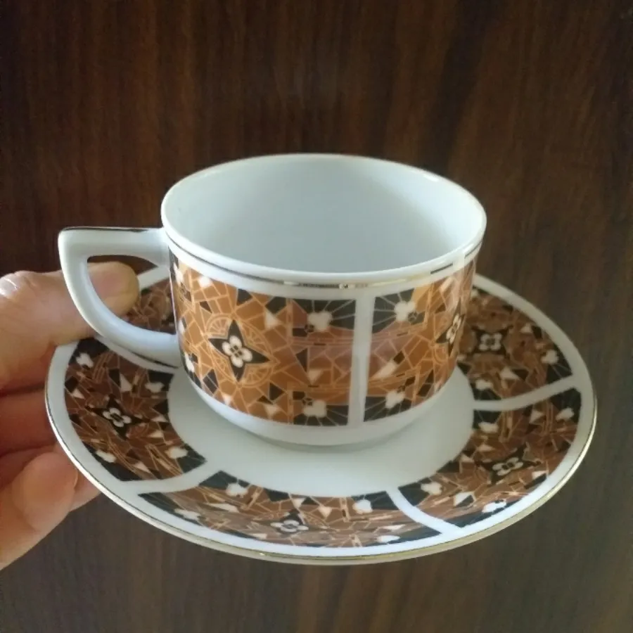 فنجان و نعلبکی کاغذی