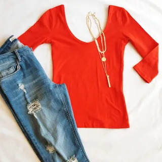 بلوز قرمز یقه باز