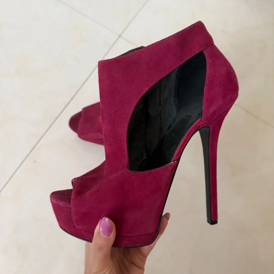 سندل پاشنه دار