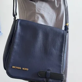 کیف سرمه‌ای مایکل کورس