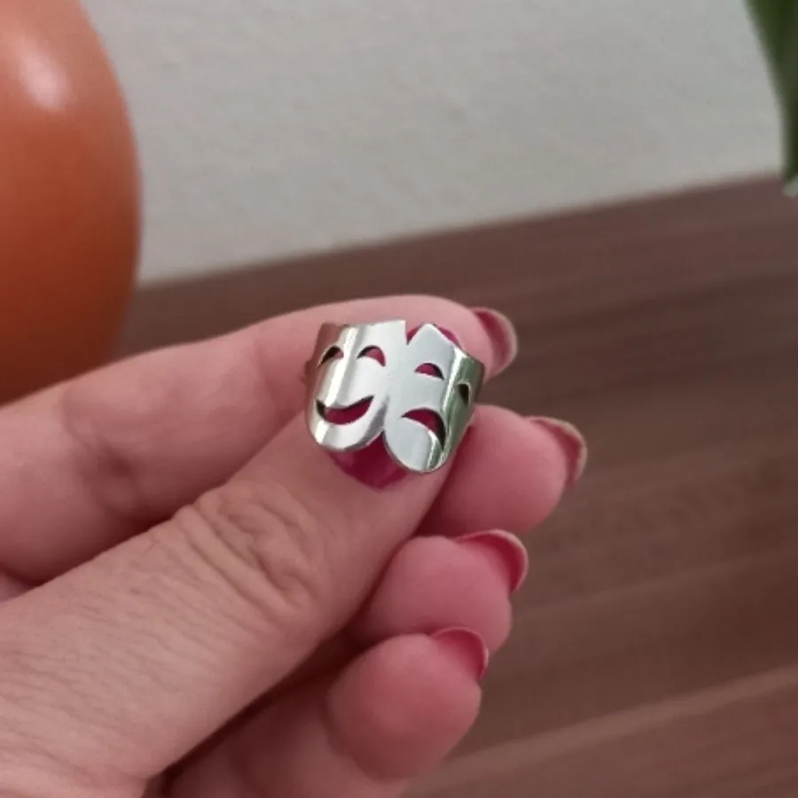 انگشتر طرح لوگوی تیاتر