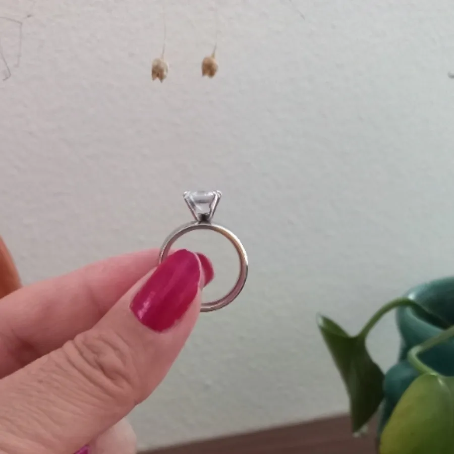 حلقه نگین دار