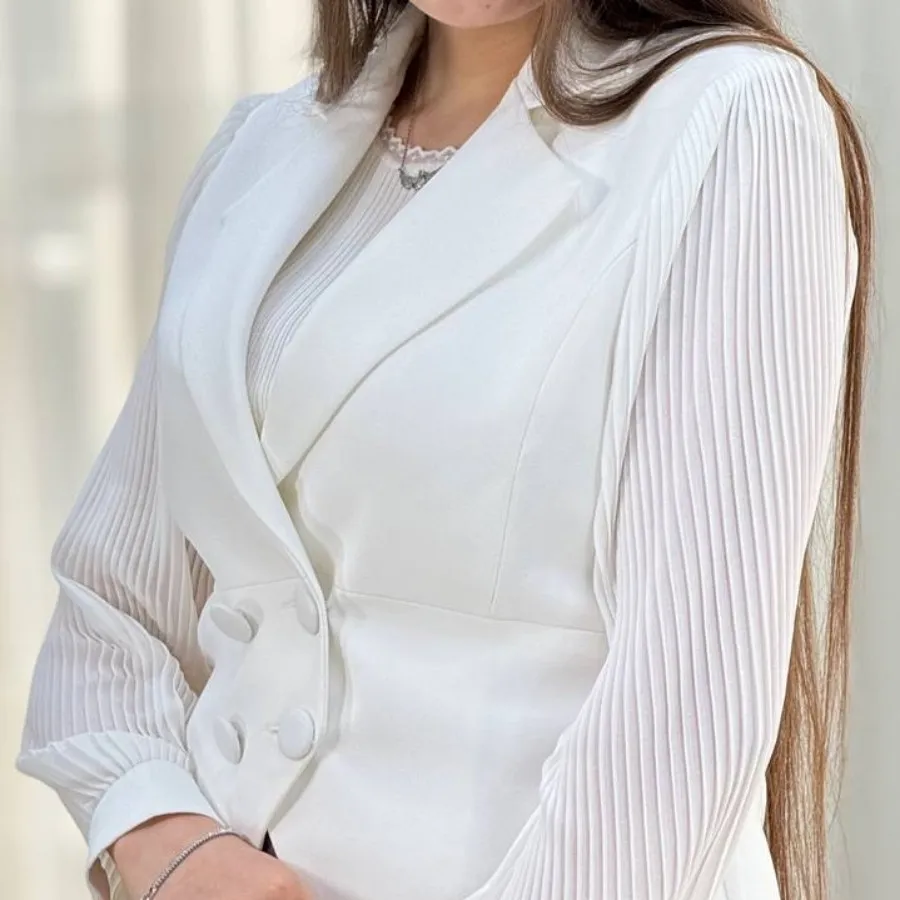 کت سفید استین پلیسه