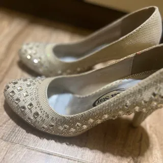 کفش نقره ای مجلسی درحد نو