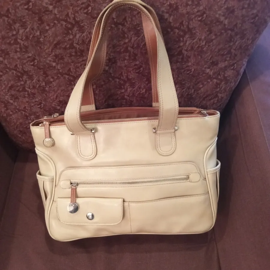 کیف کرم LIZCLAIBORN