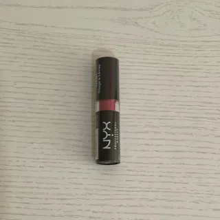 رژ لب قرمز مات