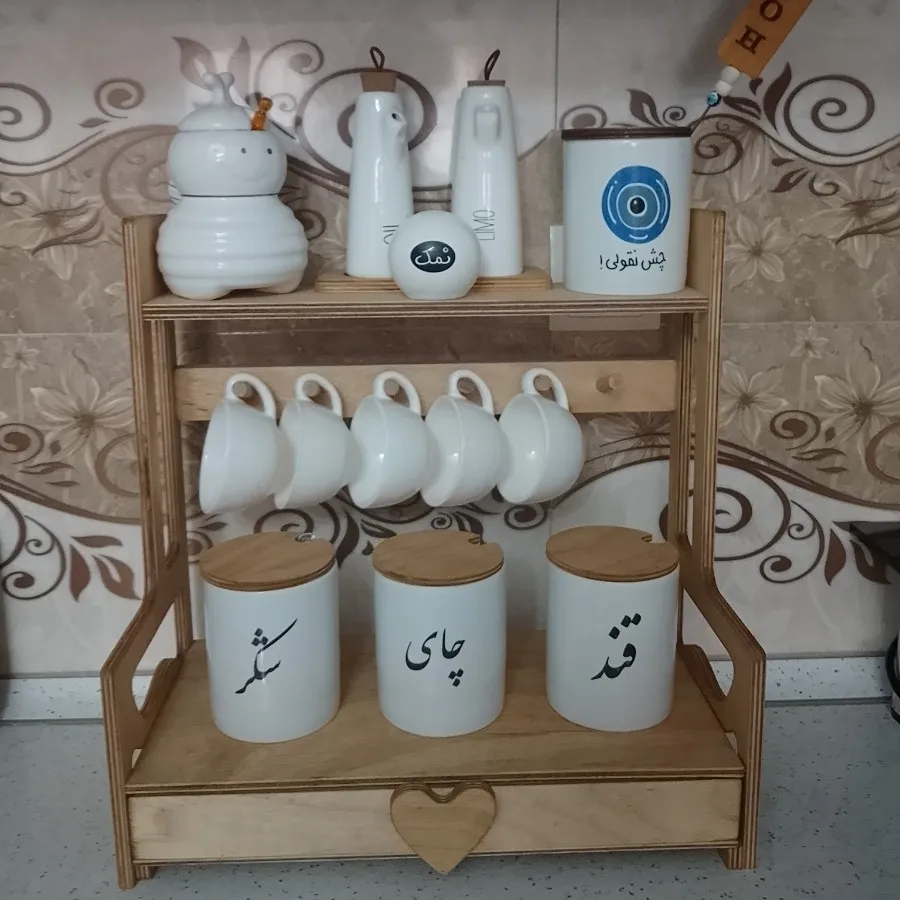 استند چوبی همراه با وسایل