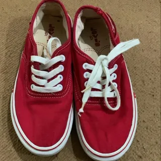 کتونی قرمز برند لیوایز