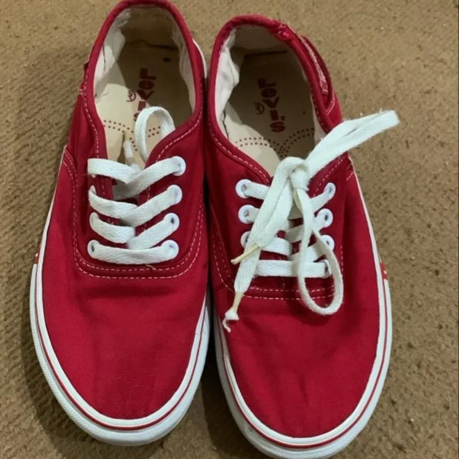 کتونی قرمز برند لیوایز