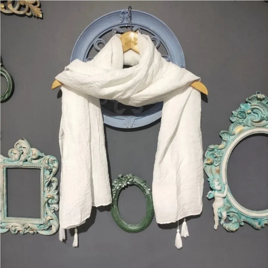 شال سفید منگوله دار