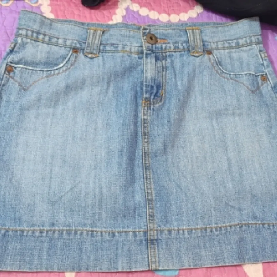 دامن کوتاه لی