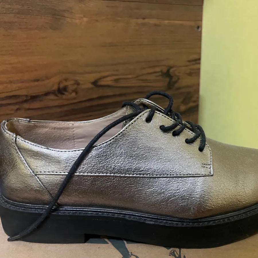 کفش منگو بژ