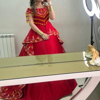 لباس سنتی نقش دار قرمز