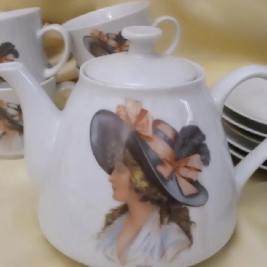 فنجون و نعلبکی طرح رخ