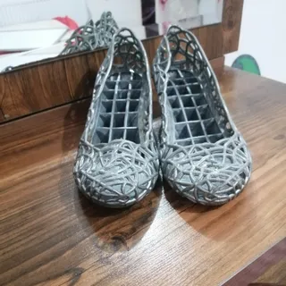 کفش ژله ای روی فرش