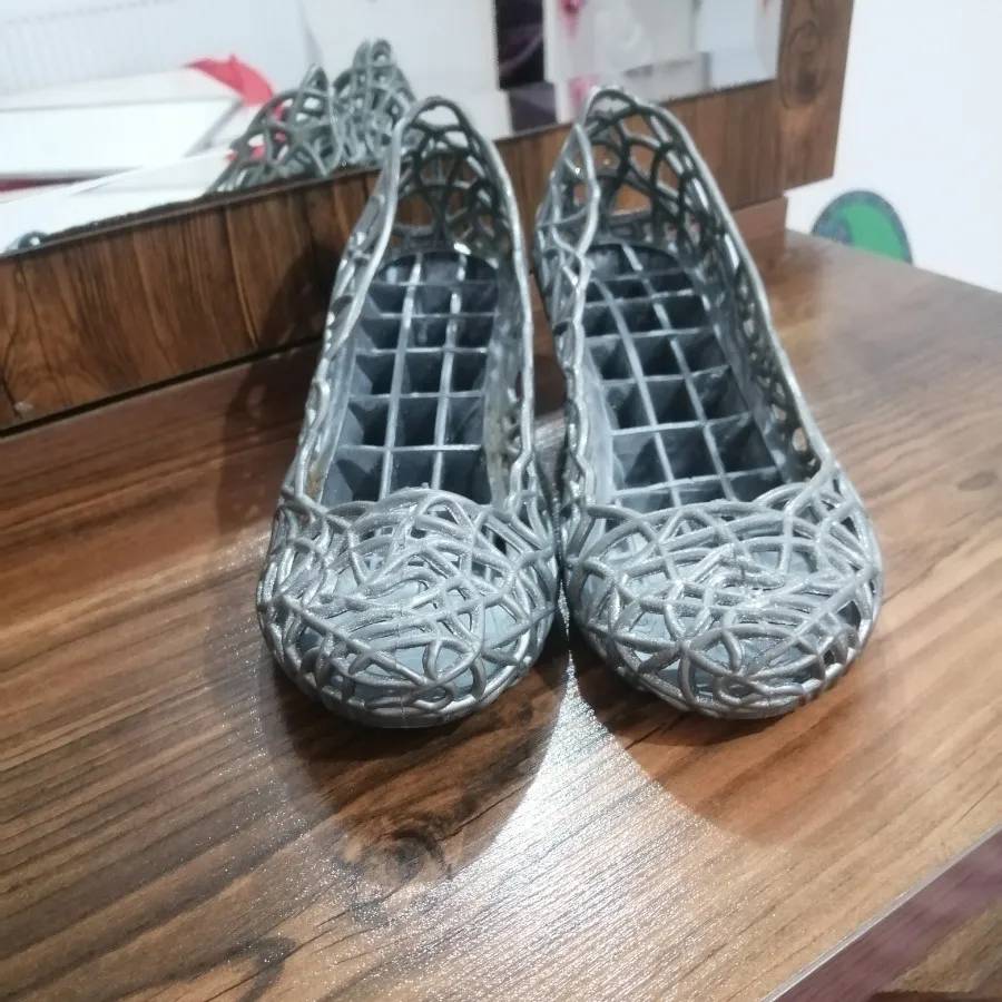 کفش ژله ای روی فرش