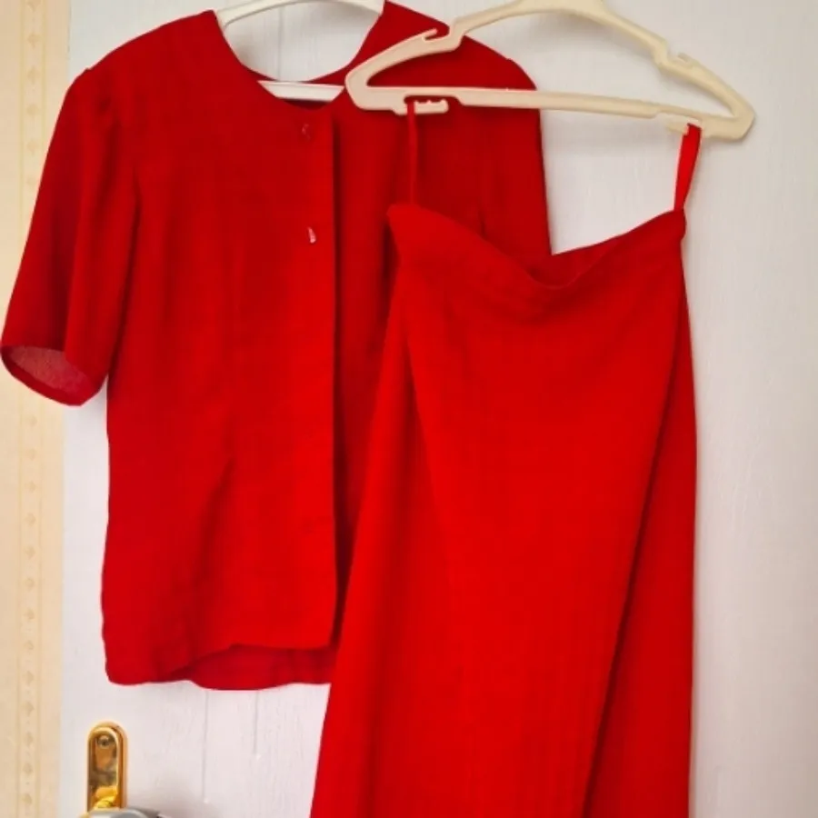 کت دامن قرمز