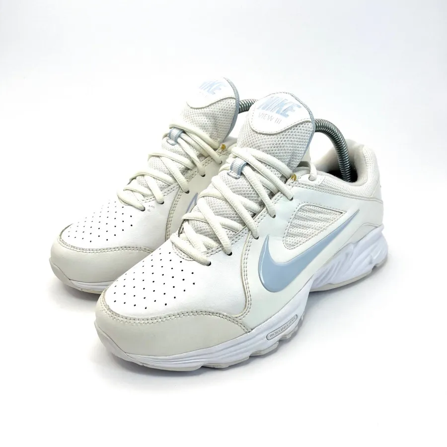 نایکی سفید استوک