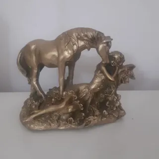 مجسمه اسب و دختر