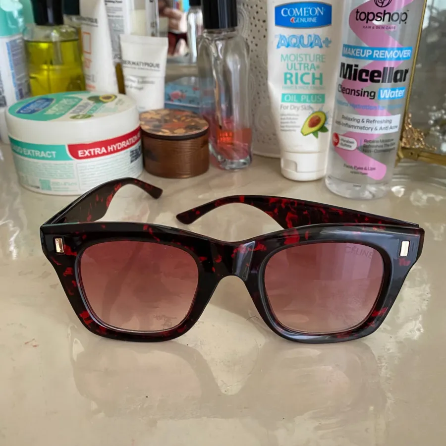 عینک آفتابی قرمز