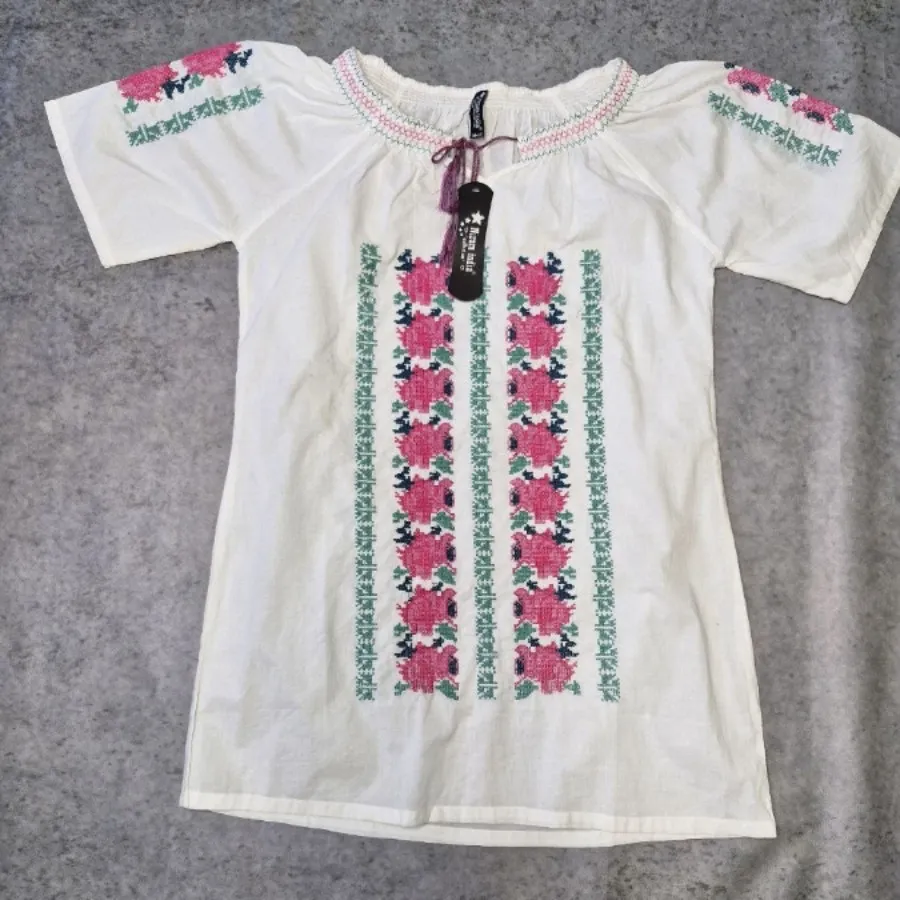 پیراهن سفید شماره دوزی