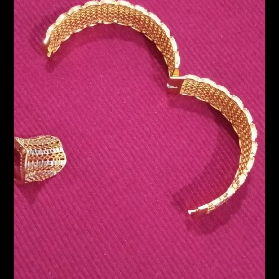 دستبندوانگشترست