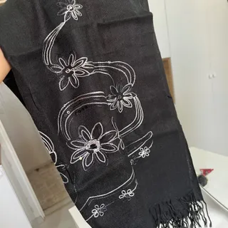 شال مشکی گلدوزی شده