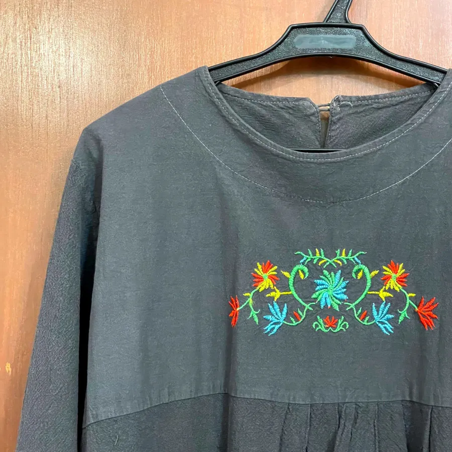 مانتو خاکستری گلدوزی شده