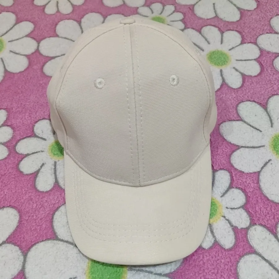 کلاه کپ رنگ کرم