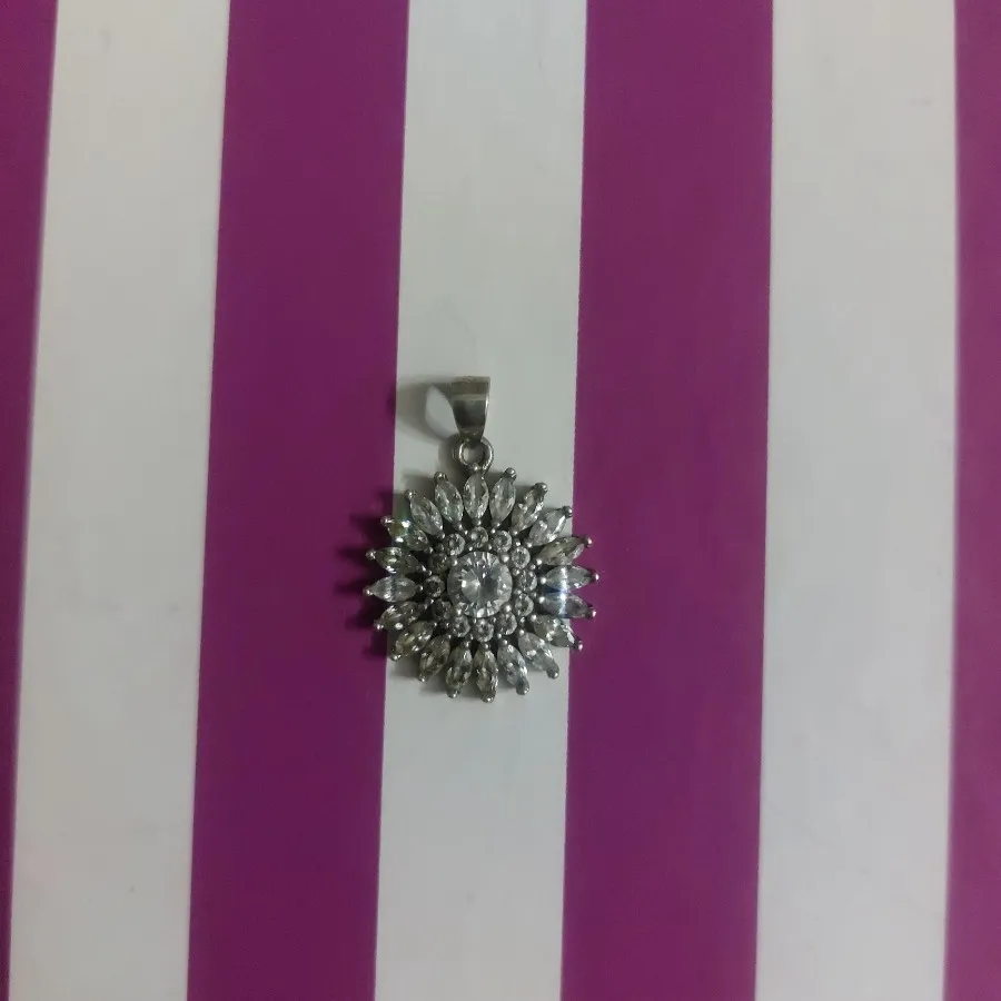 تو گردنی نقره