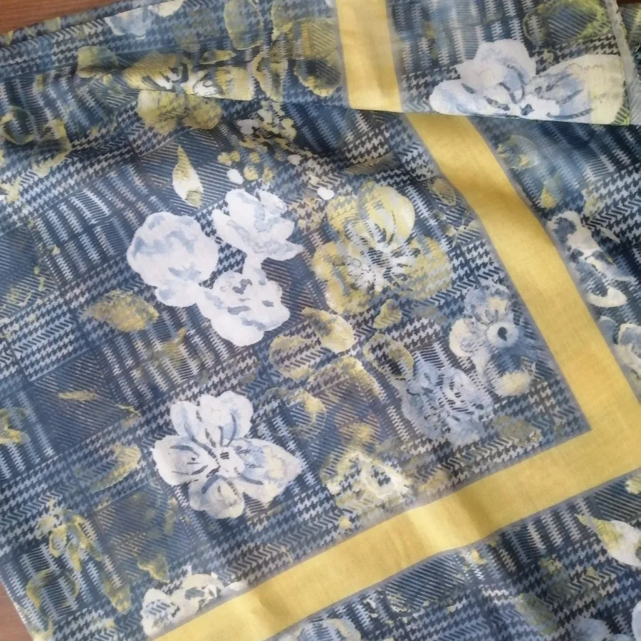 روسری گلدار بزرگ