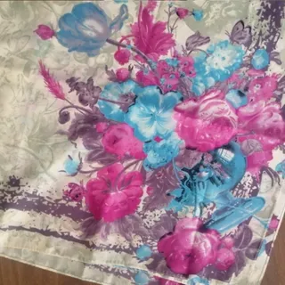 روسری گلدار بزرگ