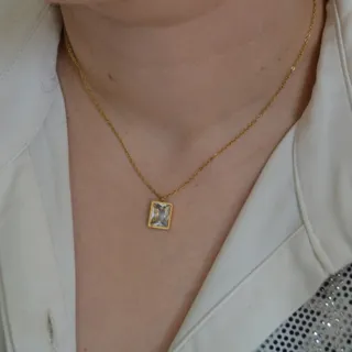 گردنبند مکعب شفاف