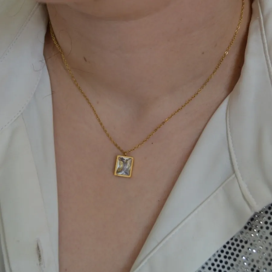 گردنبند مکعب شفاف