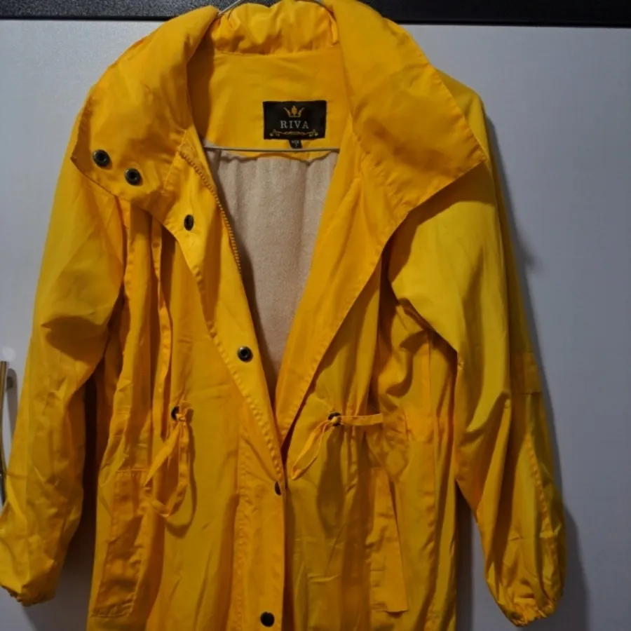 کاپشن زرد بلند