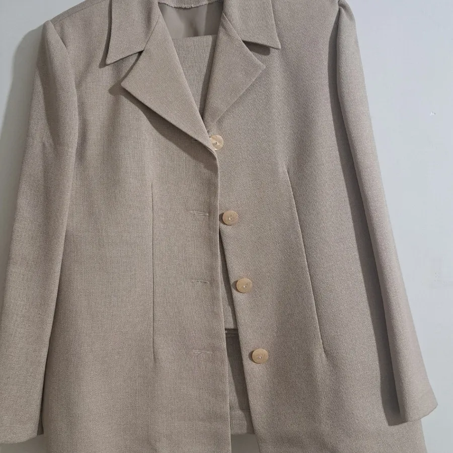 کت وشلوار  کرم خوش پوش