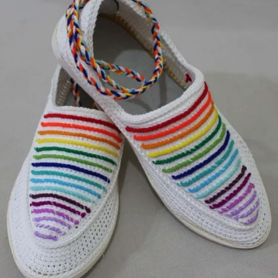 گیوه گلدوزی شده